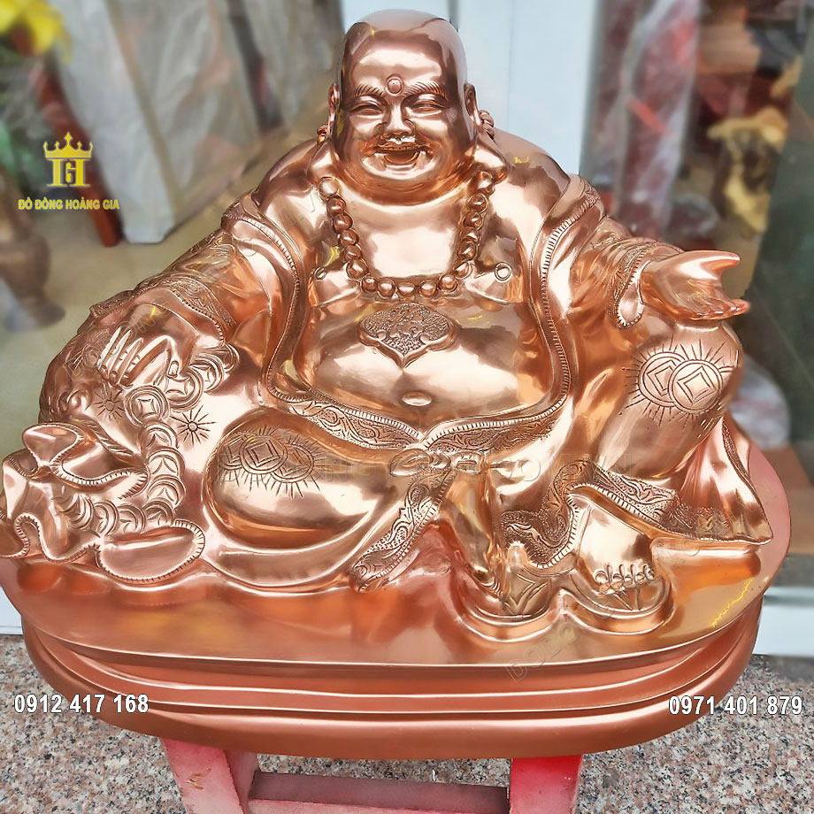 Pho tượng Phật Di Lặc ngồi được đ&uacute;c ho&agrave;n to&agrave;n từ nguy&ecirc;n liệu đồng đỏ thanh khiết